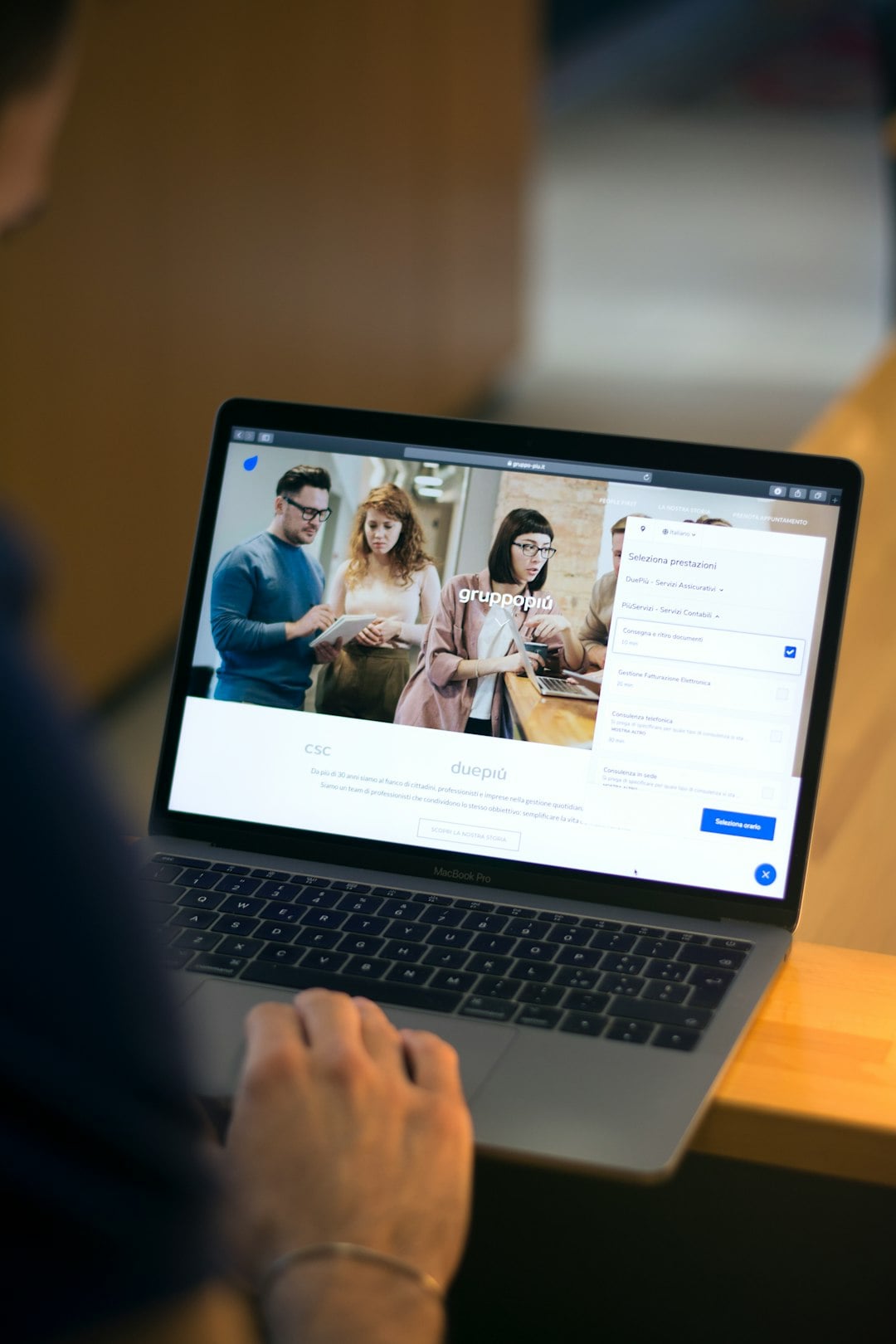 From Chat Rooms to Social Platforms: How Online Communities Have Evolved A chat room once meant a list of named rooms, a screen name, and strangers typing at the same time. Everyone present saw the conversation unfold in the same order, with no feed deciding who spoke first or which messages deserved attention.